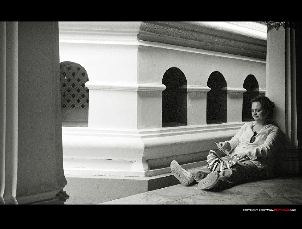 角落中独自休憩的老妇