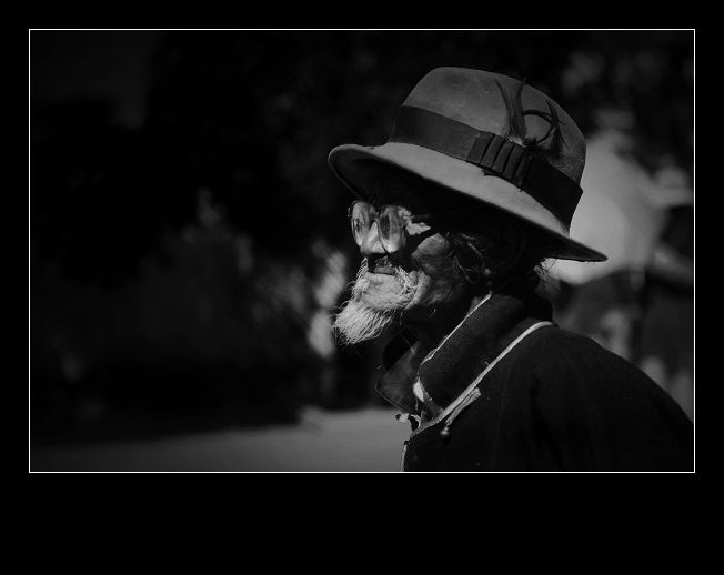 扎什伦布寺朝圣的老人