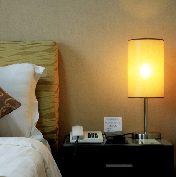 酒店的床头的灯光