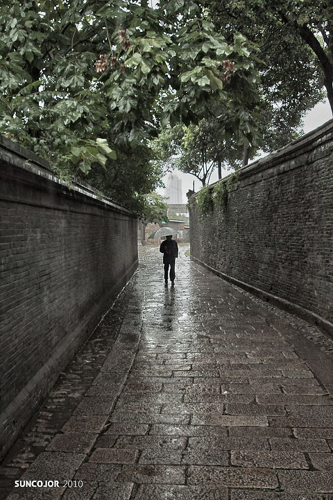 冷雨中的镇江老街-西津渡街