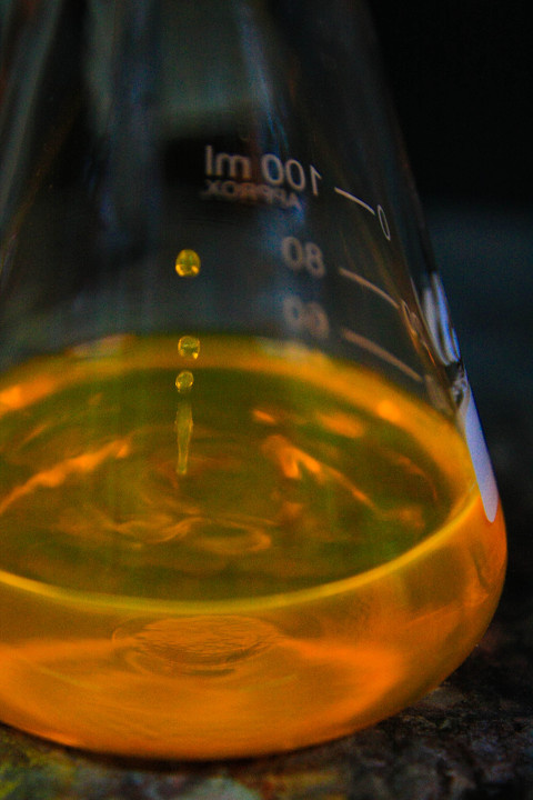 正在接溶液的锥形瓶