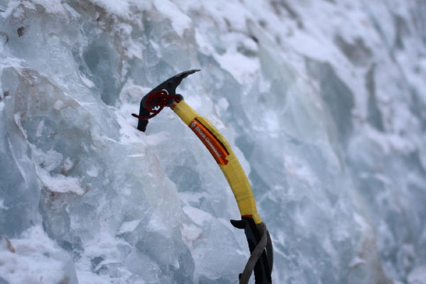 小冰壁上的小冰镐