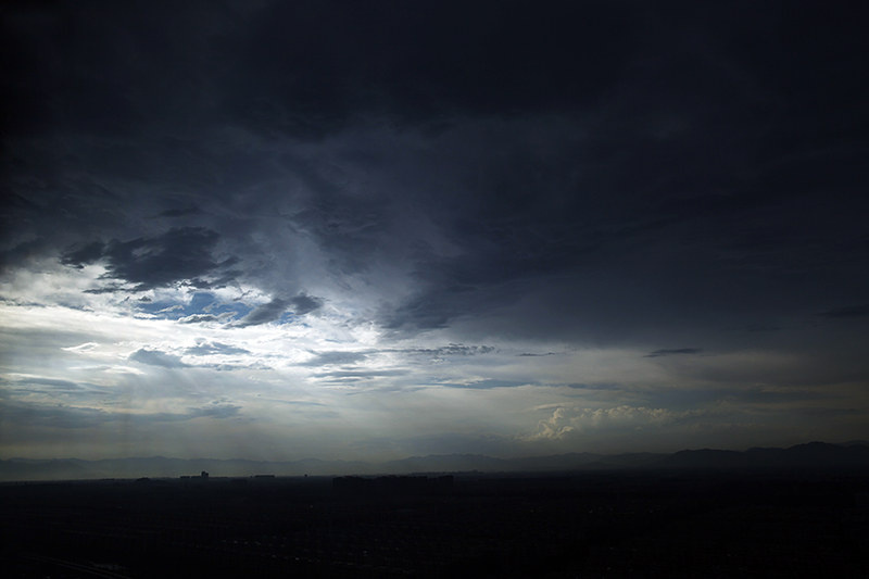 曙光曙光总在黑暗的最后,坚持下去才能看到自己的曙光.