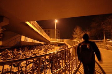 夜晚路灯下的人影图片图片
