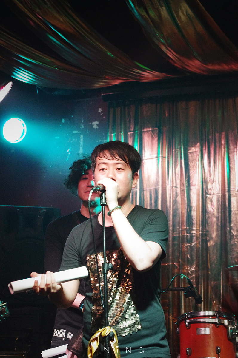 便利商店主唱郭硕第一次感受酒吧音乐会的气氛,作为一个一首他们的歌