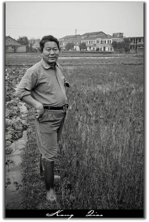 熊叔熊大叔,中午一个人在翻自己家的三分田,两个儿子一个在南昌城里