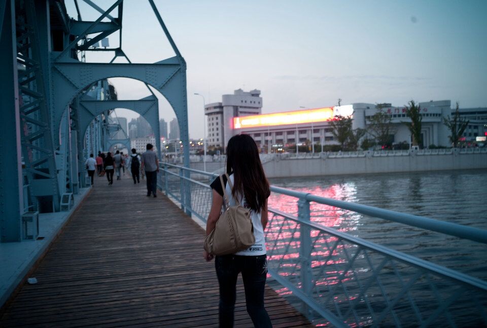 一个人站在桥边图片图片