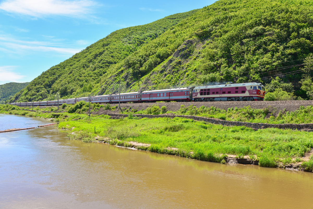 k7053次在青山绿水中,虽然最近雨量较大海浪河渠道的水略显发黄.