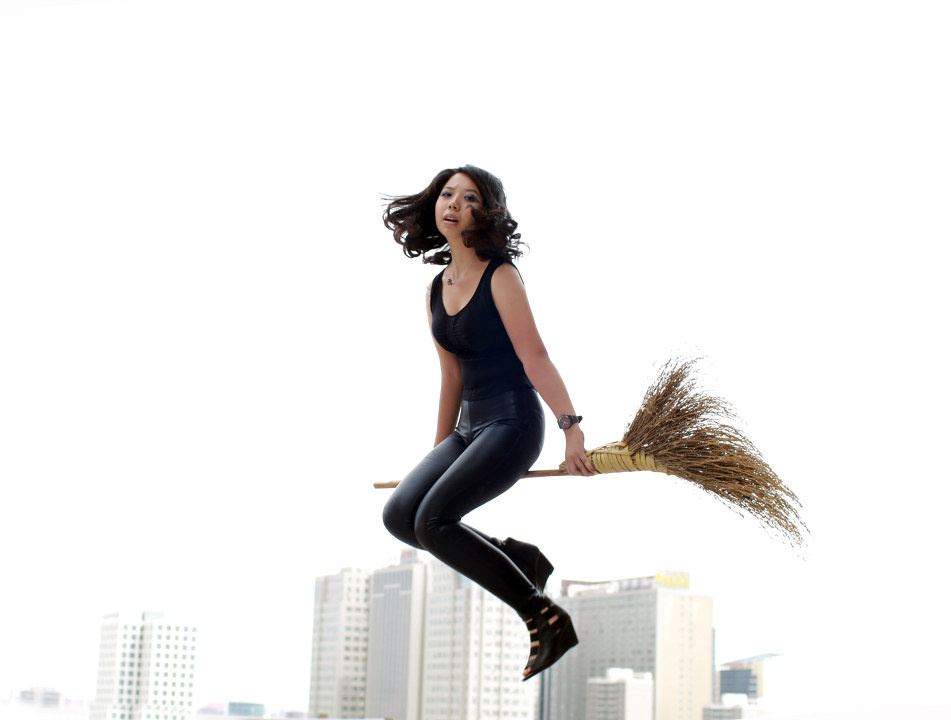 骑扫把的不一定是巫婆