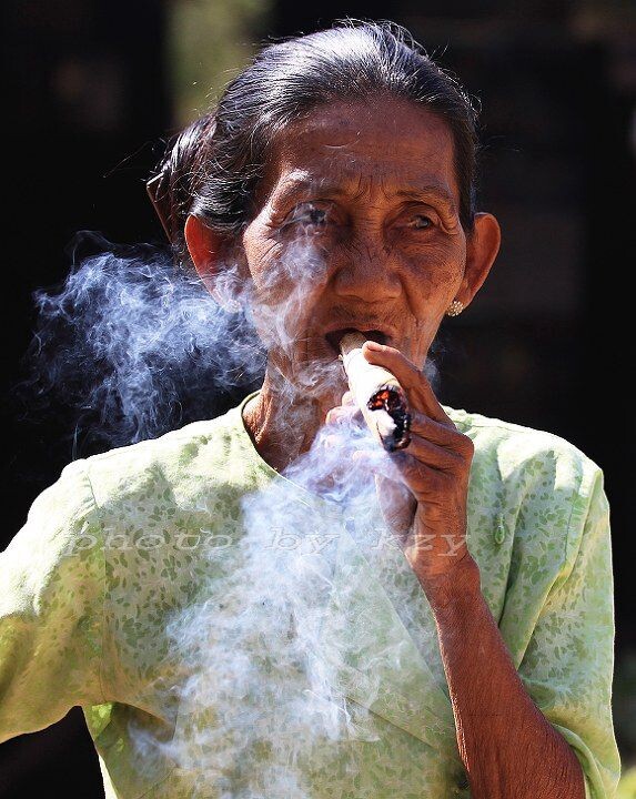 东北女人抽烟图片