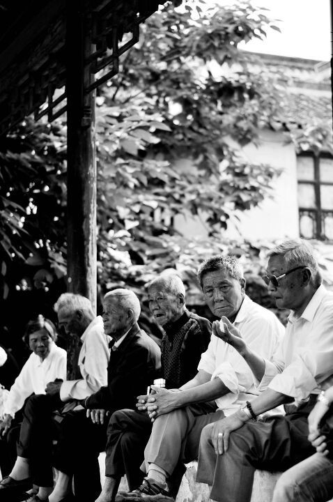 廊棚里乘凉的老人们