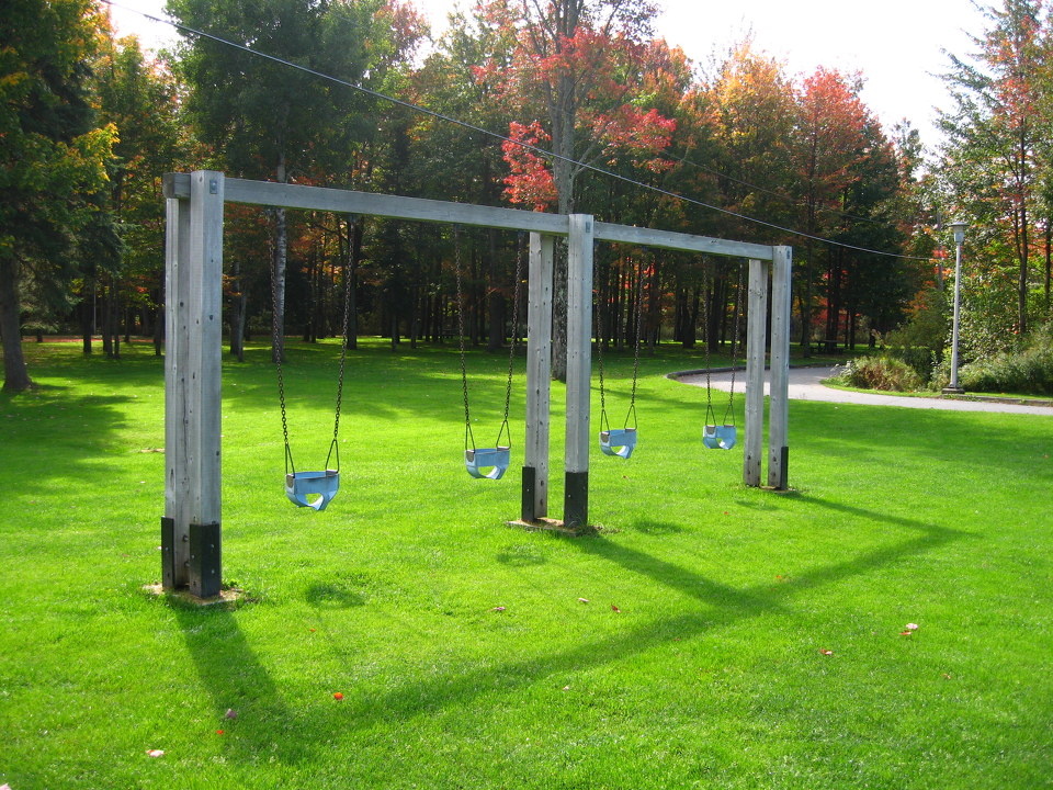 草坪上的秋千