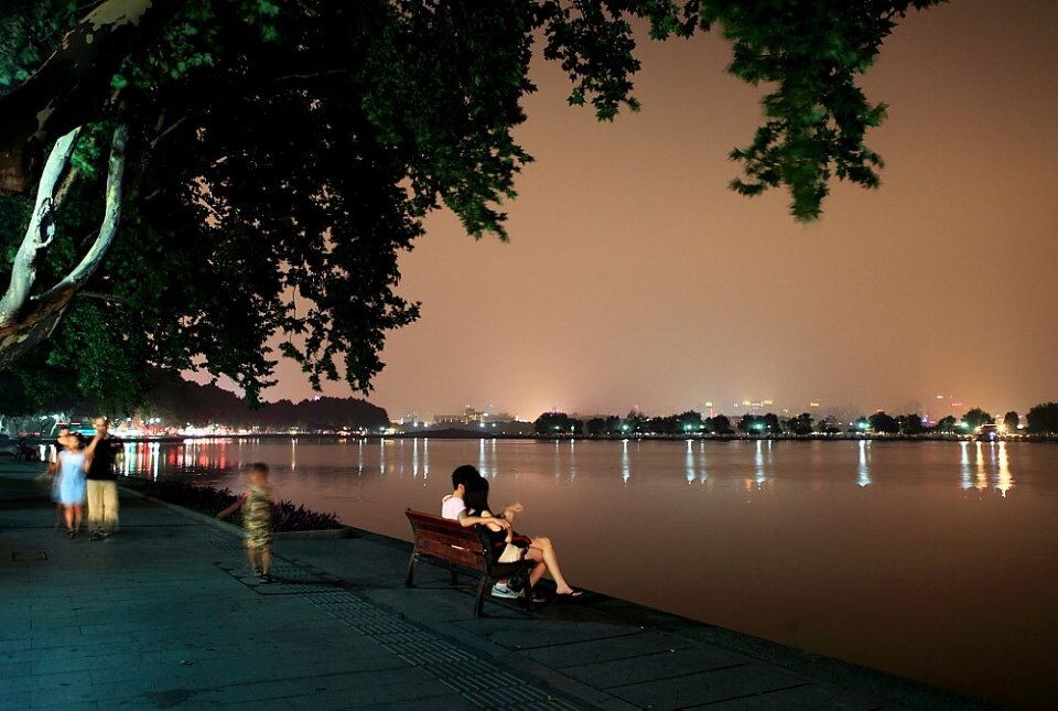 而西湖夜景中最美的当数月夜,西湖月夜如此美好,怎奈是"月有阴晴圆缺.