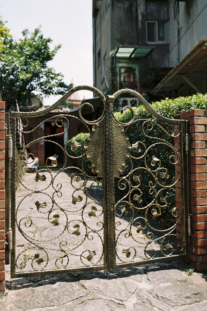 淡水老街小院的门口,铁艺小门,很有艺术感.