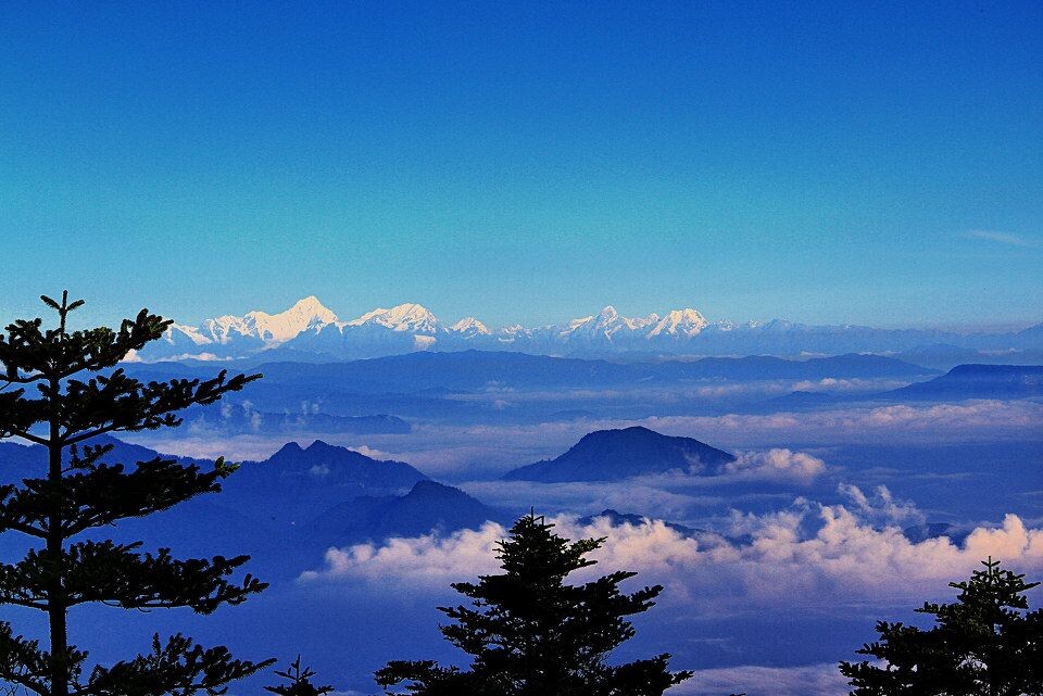 峨眉山看贡嘎雪山图片