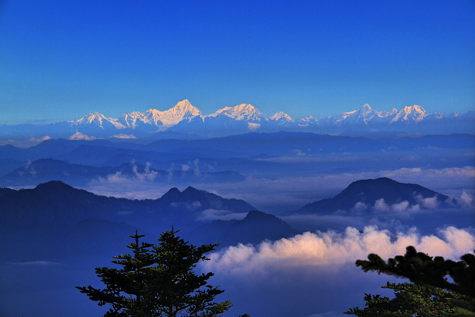 峨嵋金顶西眺--贡嘎雪山,瓦屋山 - 风光 - 峨嵋金顶西眺--贡嘎雪山