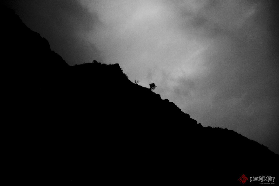 黑白的拍摄更能让人感觉到一丝灾后的凄凉