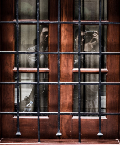 囚禁在自己心灵的牢笼里.只有用镜头探知外面的世界