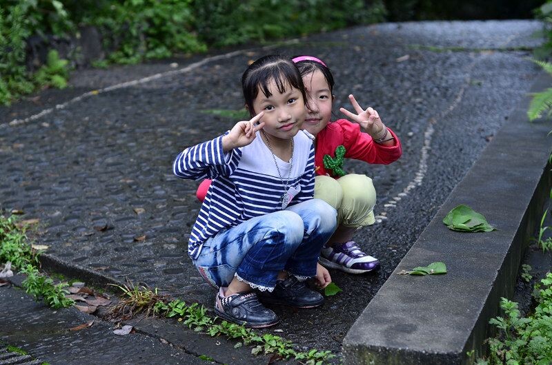 捉蝸牛的女孩我總是自己都要被這些照片感動,我小時候的童年也是這樣