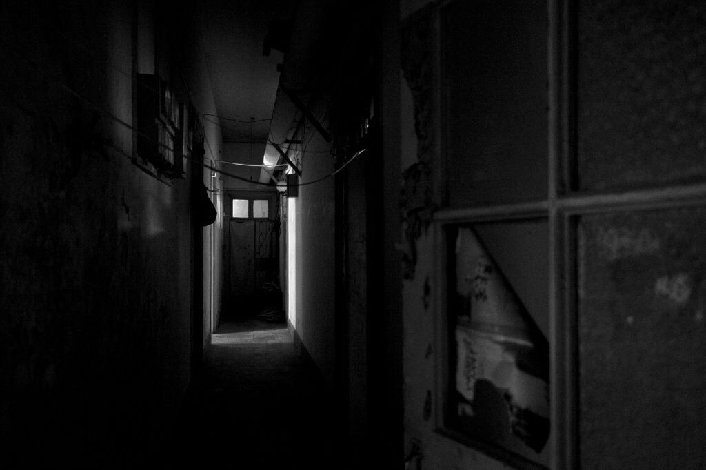 晚上房间黑漆漆的图片图片