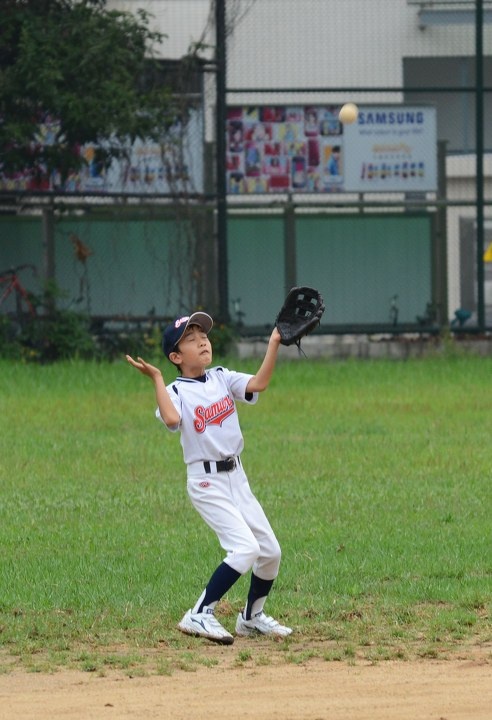 打棒球的小朋友