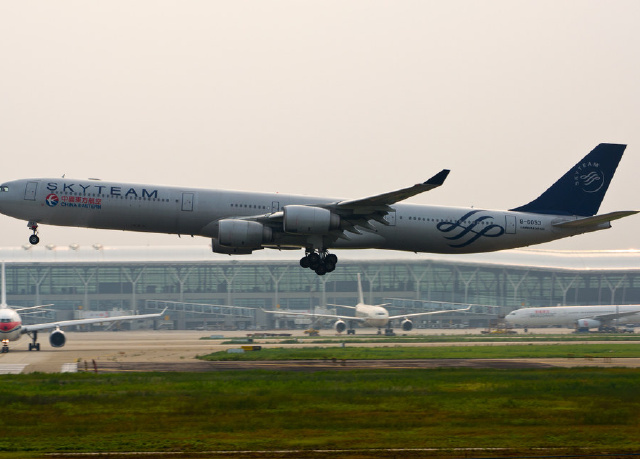 a330-300 接地瞬间,拍摄于英国曼彻斯特国际机场 阿联酋航空 波音777