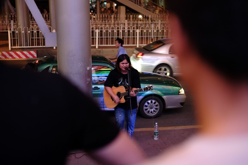 街头演唱的歌手