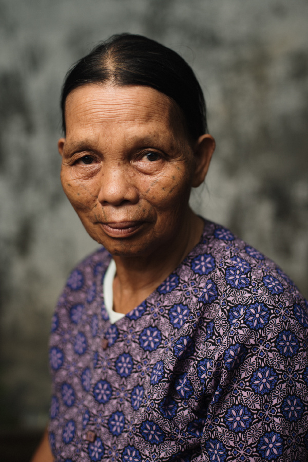 脸上带纹身的黎族老人.