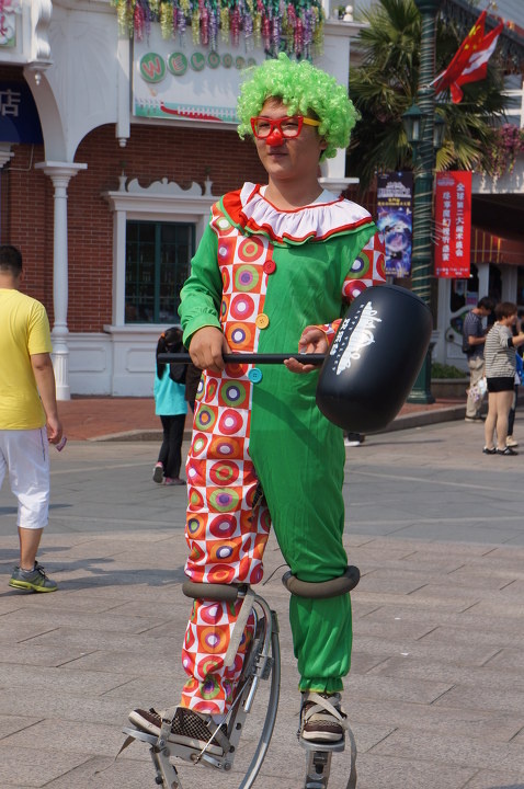 踩高跷的小丑