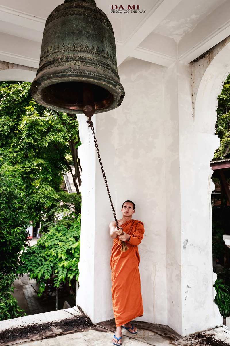 原来每天到这个点,寺庙内都会安排僧人来敲钟