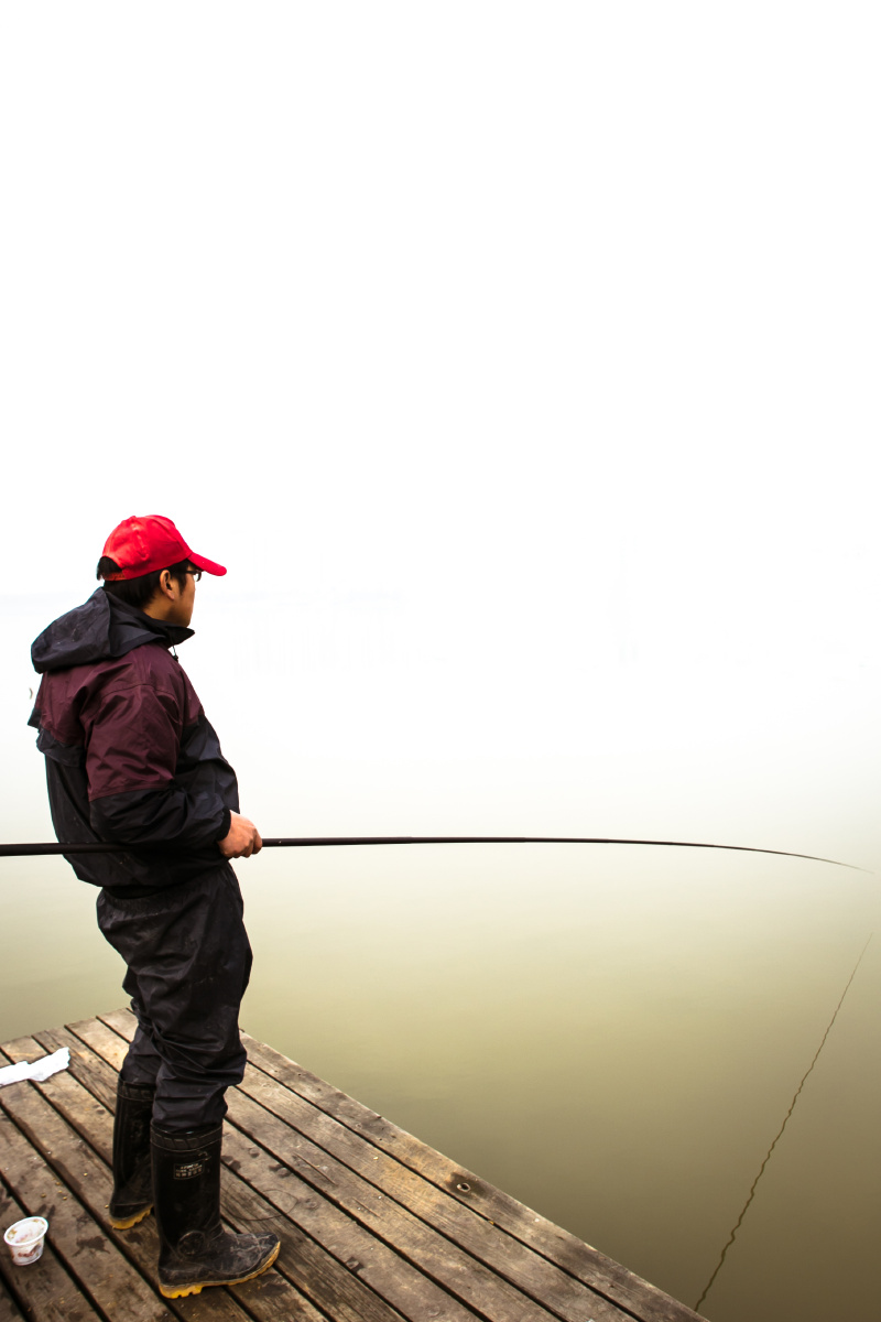 在大雾中钓鱼的人.