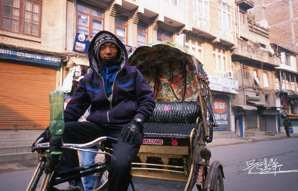 坑了我100块的尼泊尔大哥.但是相对国内的人力车,这里还是很便宜的