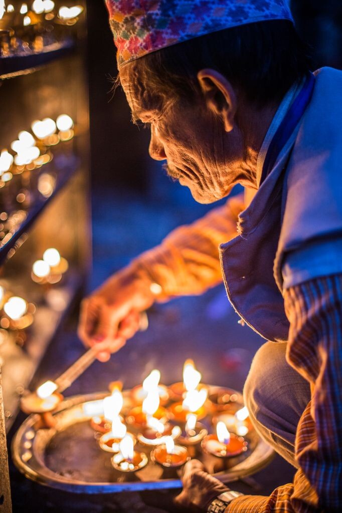 每天守候在寺廟,為神堅持不懈的點燈人.