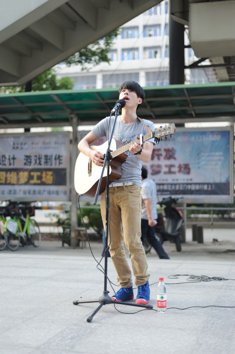 街头歌手田津和他的朋友们