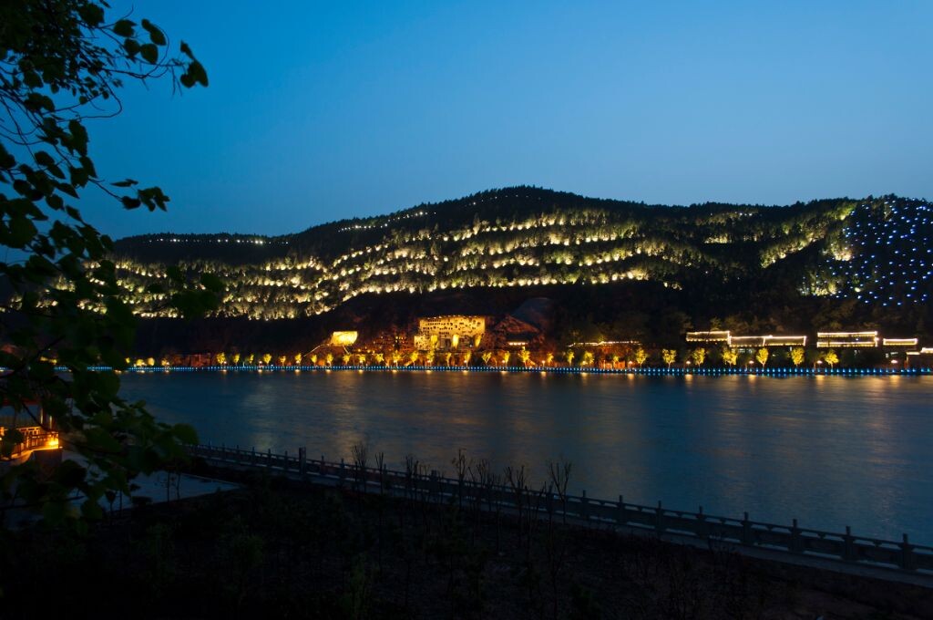 洛陽龍門石窟的夜景,到洛陽三年也沒去拍過龍門的夜景,那天在那拍了