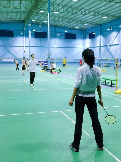 女子打羽毛球背影照片图片