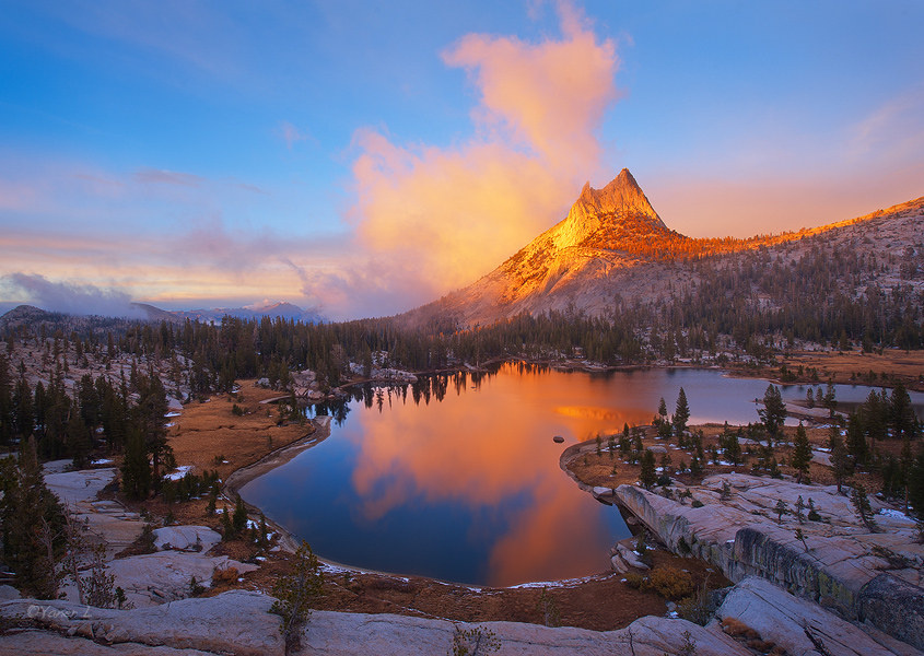 冒雾的山顶还是那座山顶,但不同的角度,不同的时间