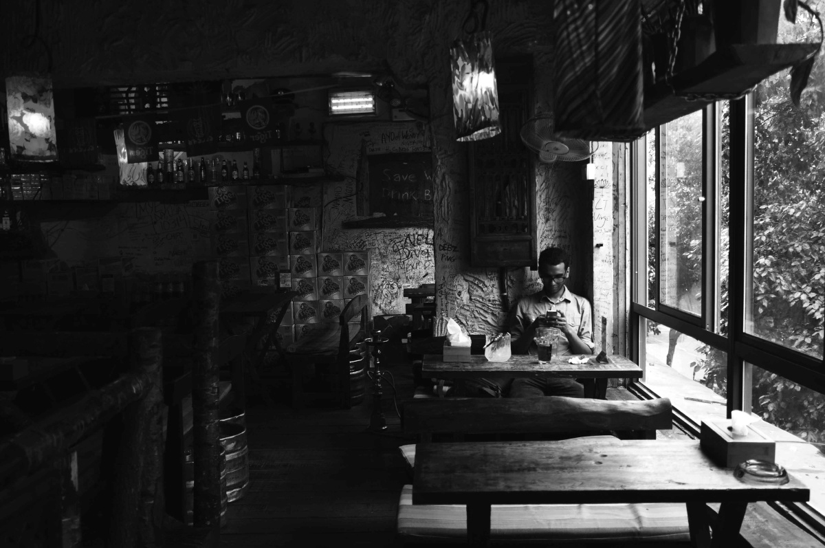 安静等待的西方人