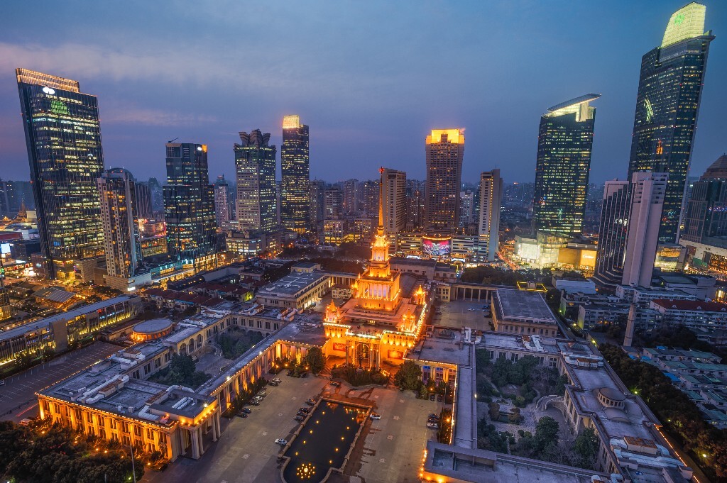 昨日雖然是霧霾天,但好歹是拍到一張亮燈的夜景.