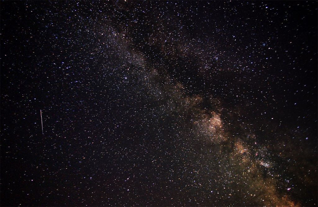 白哈巴村的银河 8月1日凌晨,阿勒泰地区白哈巴村 6张叠加无暗场,左侧