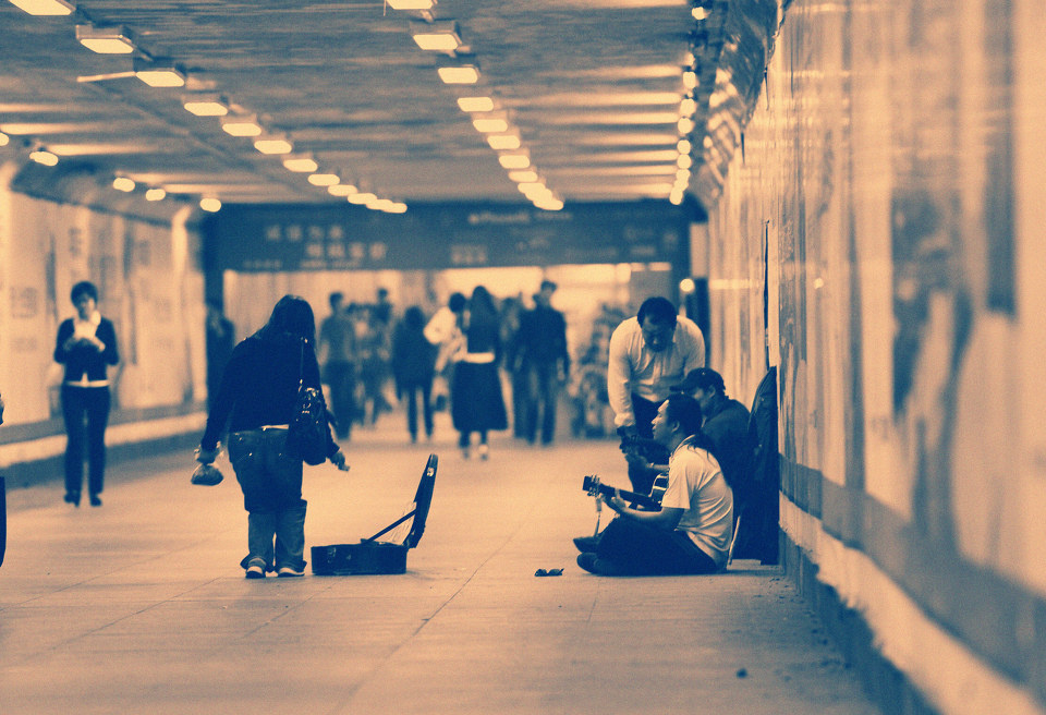 铁站通道里弹琴唱歌的盲人