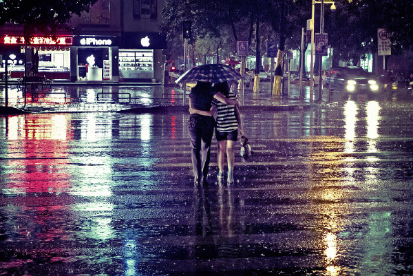 标签:夜景马路下雨雨景雨夜路人扫街斑马线     收起          评论(2