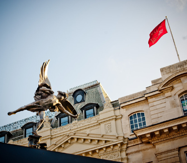 皮卡迪利圆环,喷泉顶上的丘比特