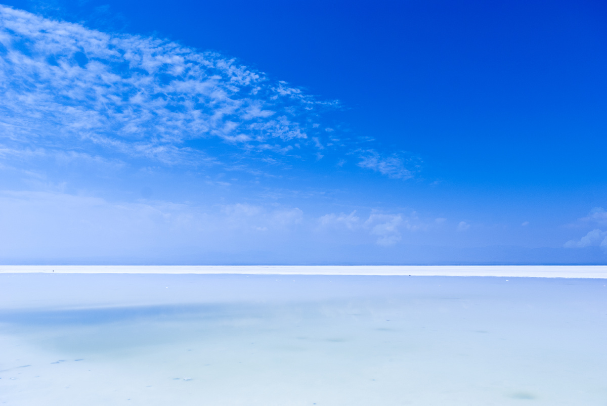 茶卡盐湖的门票就相比略显贵了些,而里面是诺大一个白色的盐湖,中间