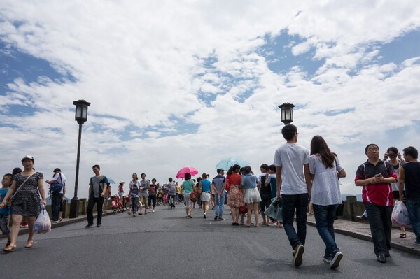 杭州的奇葩天氣簡直無法用語言來形容——上午傾盆大雨,下午驕陽似火.