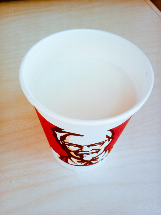 八号,大概是早上七点多,因为搭乘地铁没有零钱,就去kfc喝了一杯热牛奶