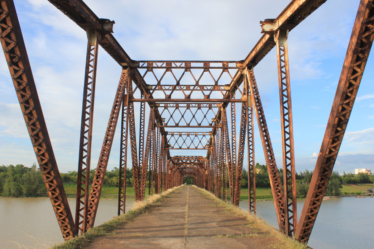 阳光撒在锈迹斑斑的桥架上