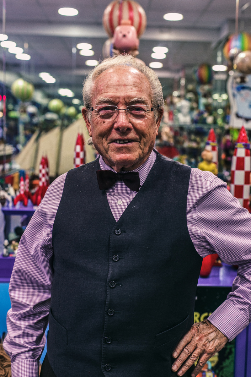 0 老丁丁  巴塞罗那丁丁官方专卖店的大爷,名叫pere,今年已经70岁了.