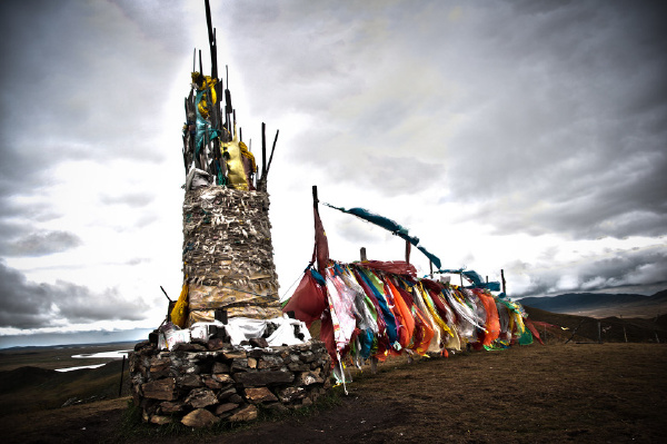 唐克山顶的玛尼堆与经幡