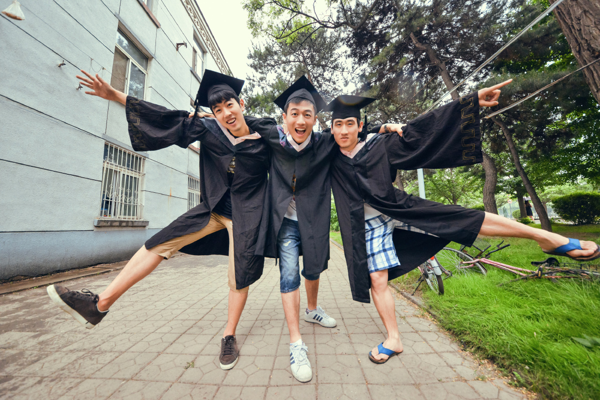 我毕业了,下雨,就随便在寝室门口让室友给拍了几张,基友才是